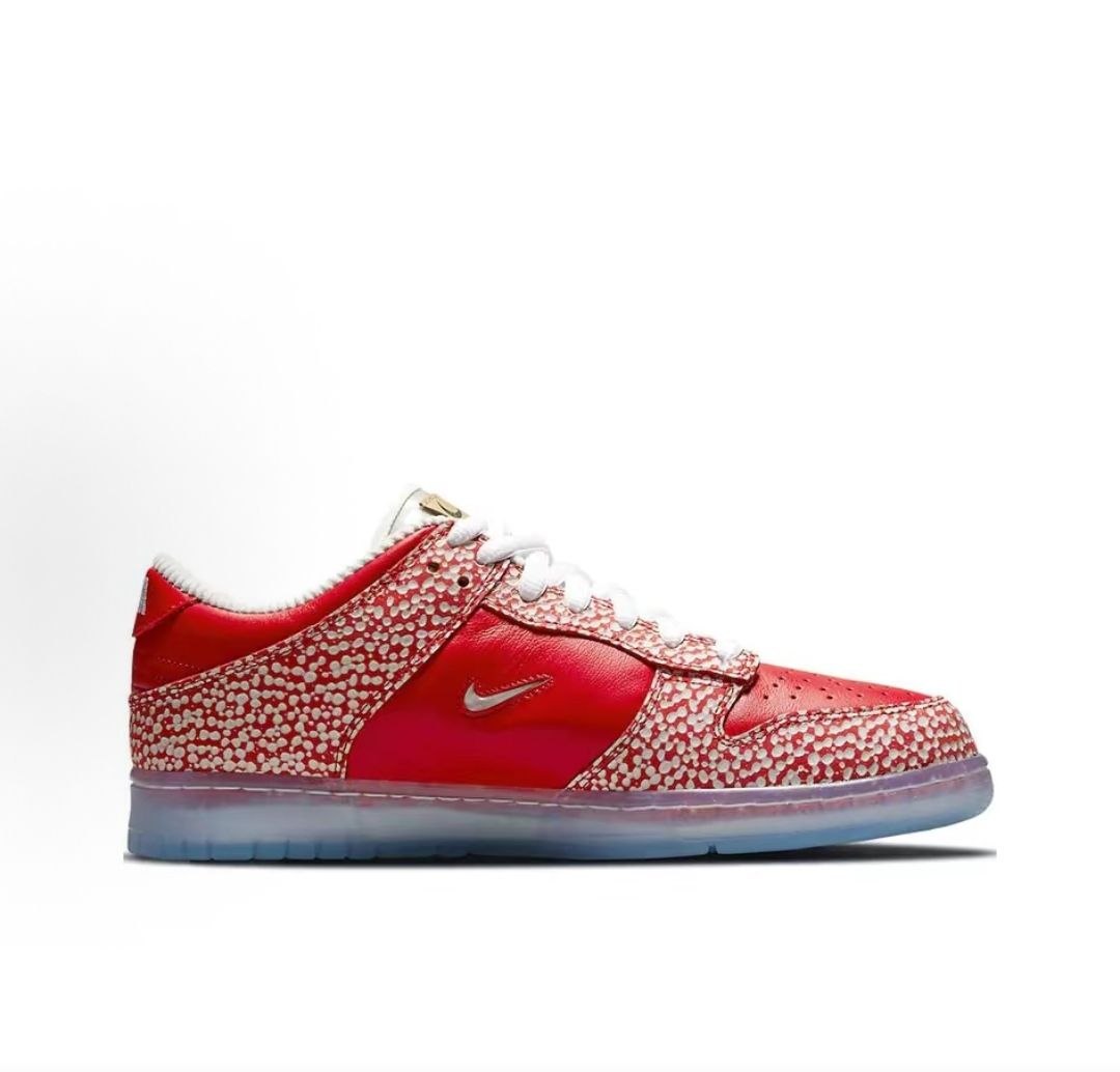 حذاء Nike SB Dunk Low x Stingwater باللون الأحمر