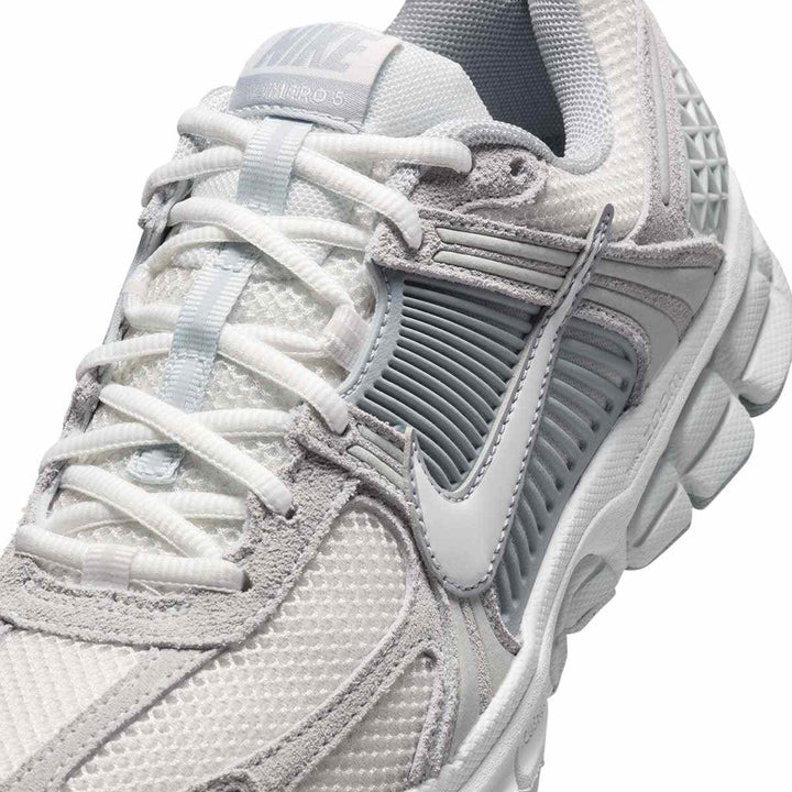Nike VOMERO 5 breathable shock-absorbing women's sneakers close-up.