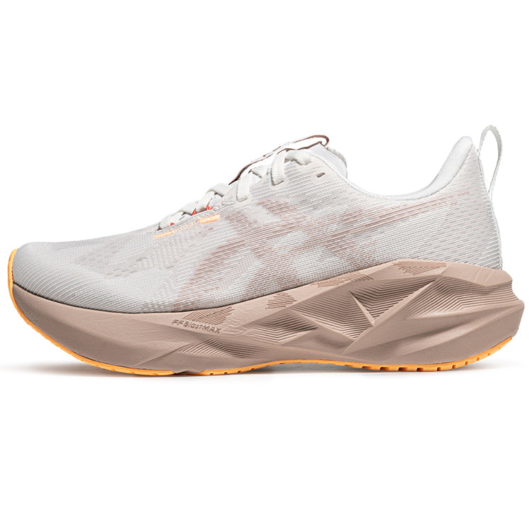 حذاء الجري Asics Novablast 5 خفيف الوزن بلون بيج وأورنج