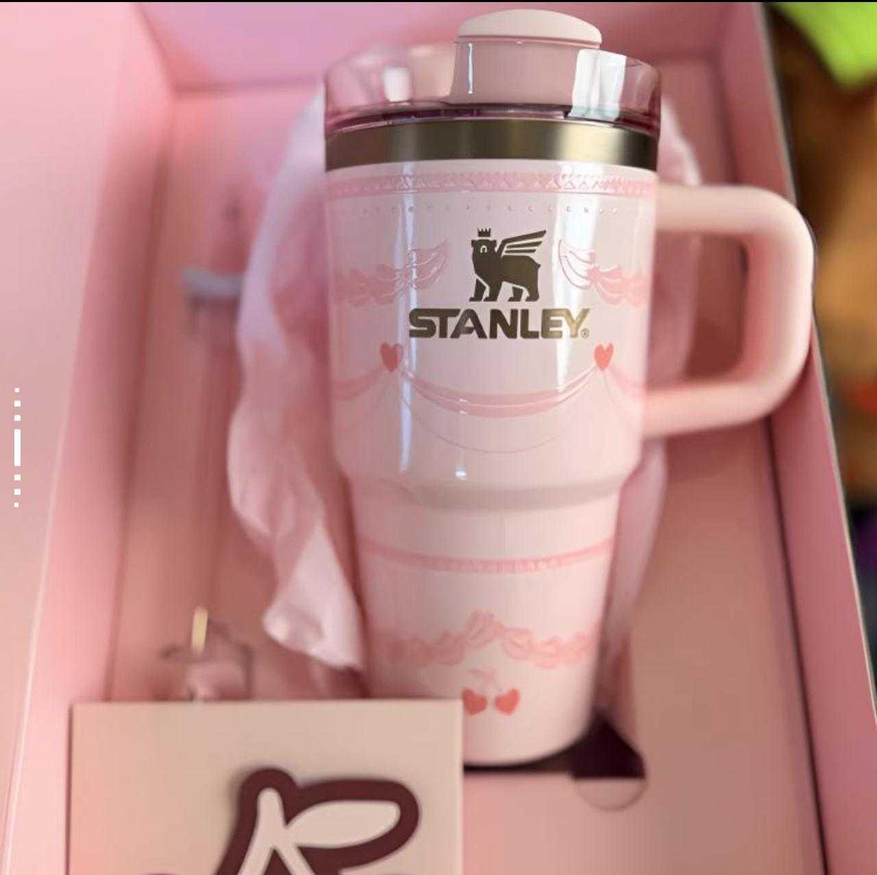 Stanley Valentine Day كوب حراري محدود - أنيق وعملي بتصميم وردي جميل.