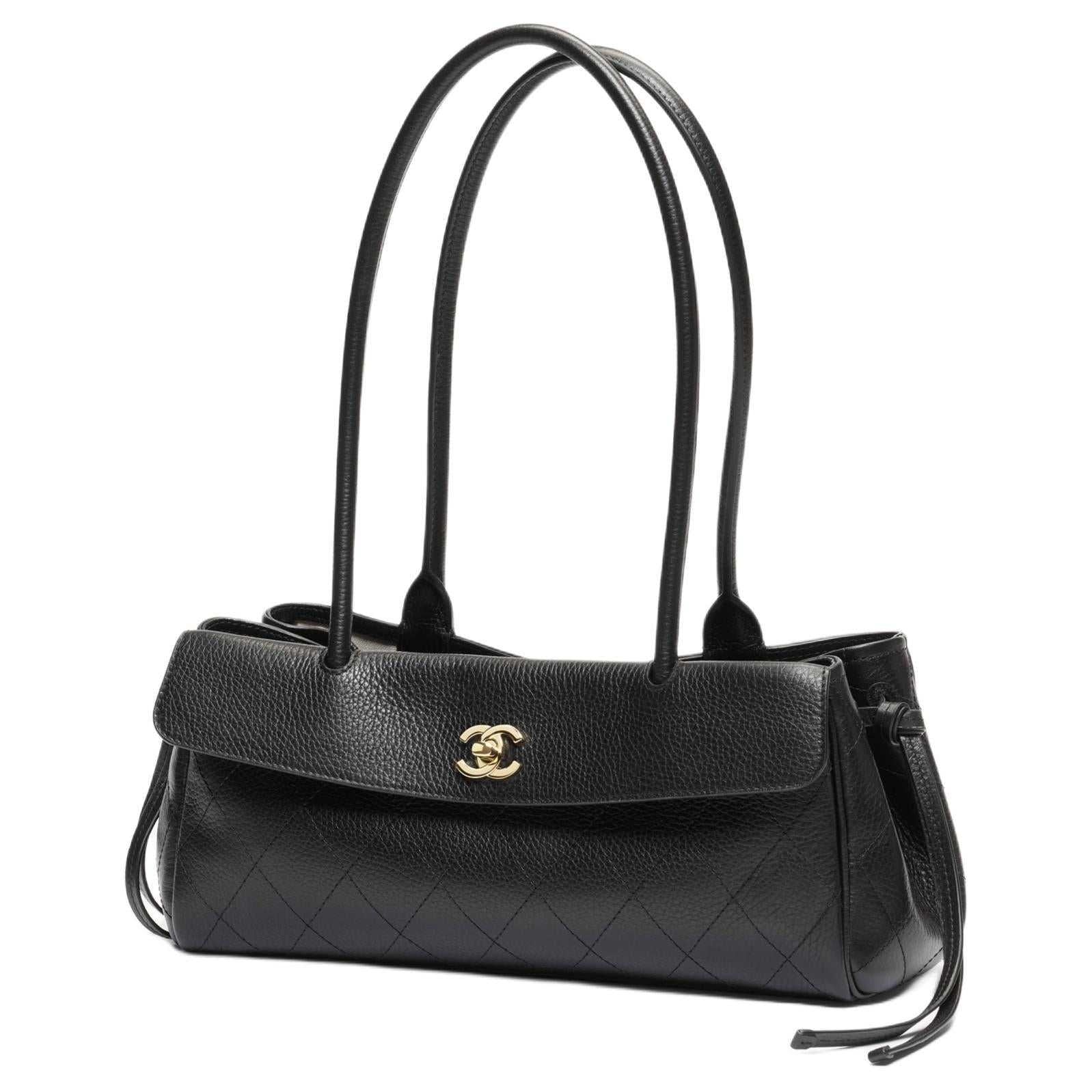 حقيبة يد Chanel جلد طبيعي باللون الأسود وتصميم كلاسيكي.