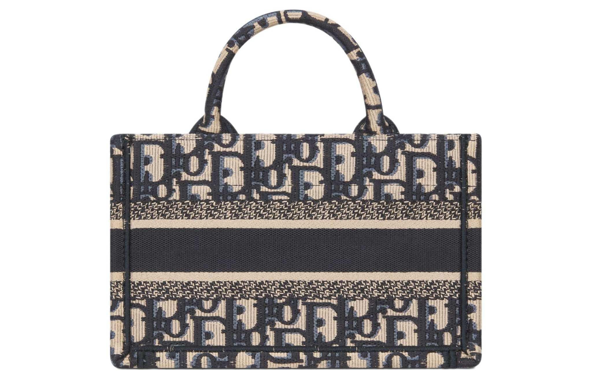 DIOR Mini حقيبة Dior Book Tote بحجم ميني
تطريز نمط ديور أوبليك الأزرق (‎7,5 x 13 x 21,5 سم).