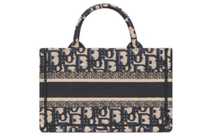 DIOR Mini حقيبة Dior Book Tote بحجم ميني
تطريز نمط ديور أوبليك الأزرق (‎7,5 x 13 x 21,5 سم).