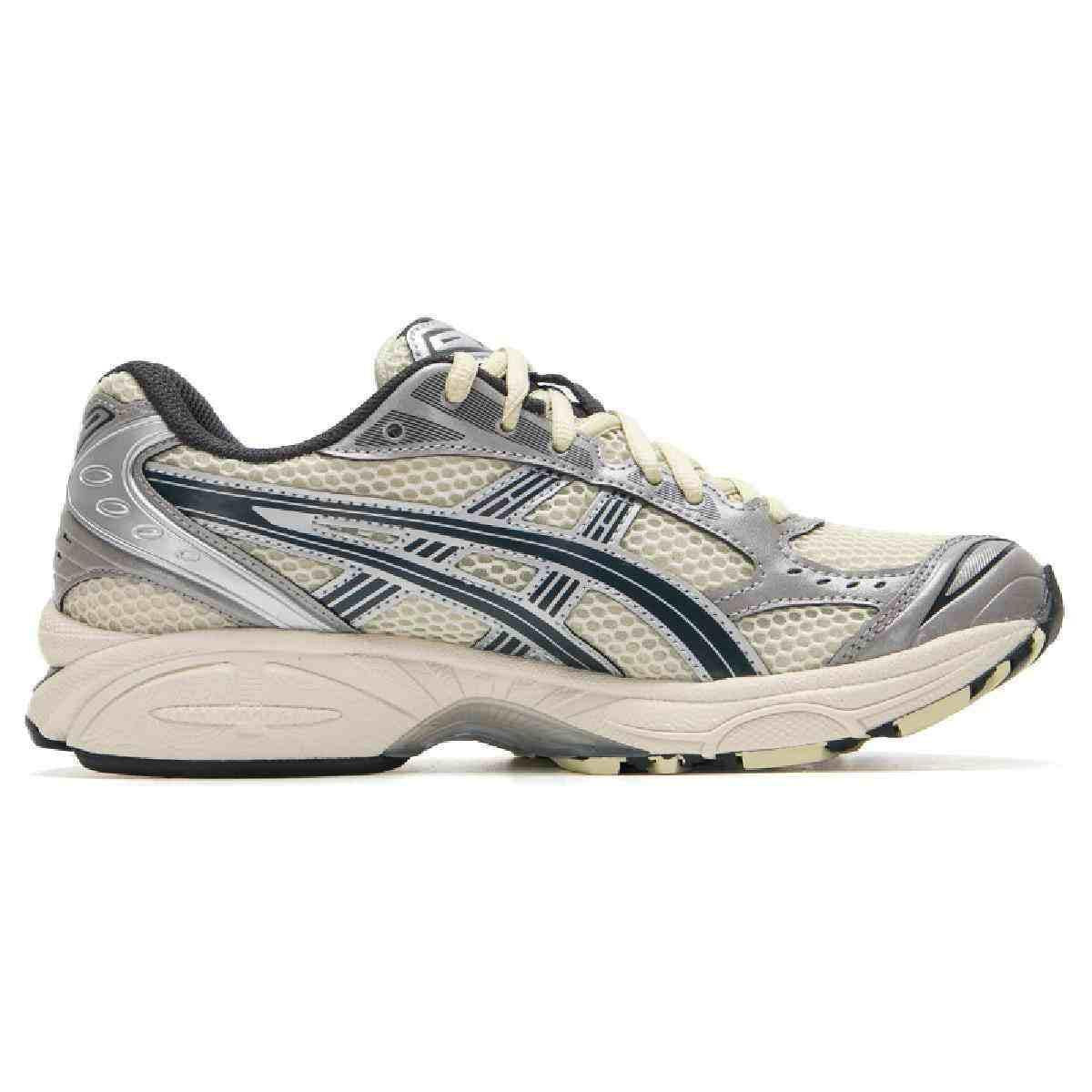 حذاء Asics Gel-Kayano 14 رياضي مريح بلون فضي وبيج.