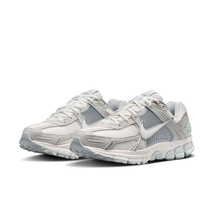 Nike VOMERO 5 women's breathable shock-absorbing sneakers in gray and white.