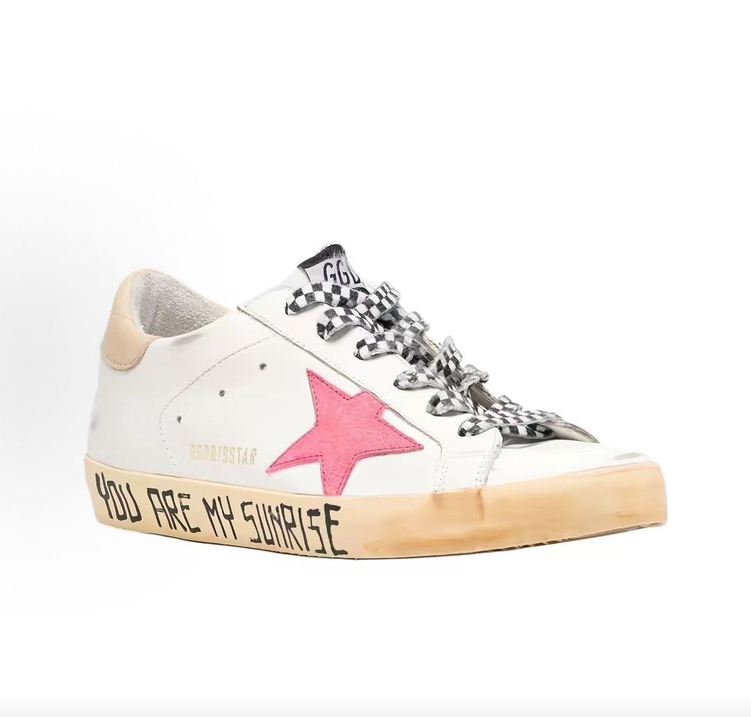 حذاء Golden Goose Super-Star أبيض بنجمة وردية حذاء نسائي