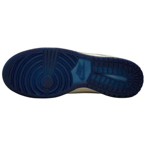 حذاء Nike Dunk Low بتفاصيل عاكسة للضوء لون كريمي.