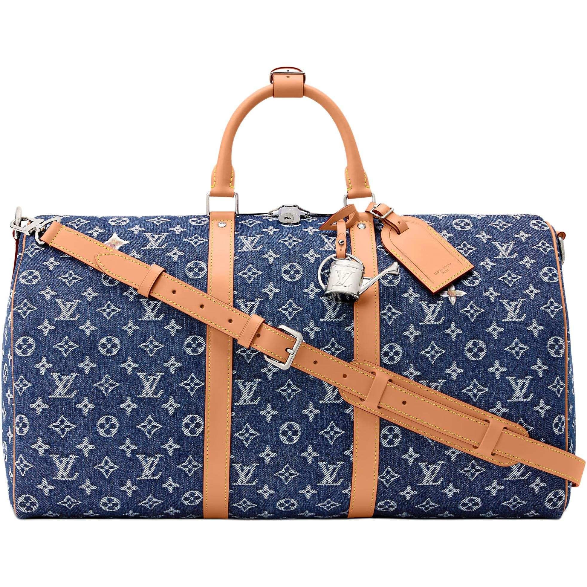 حقيبة سفر Keepall من Louis Vuitton بنقش الدنيم وتفاصيل زهور.