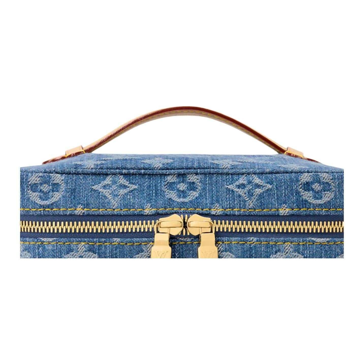 حقيبة Makeup من قماش Denim أزرق بنقشة Monogram.