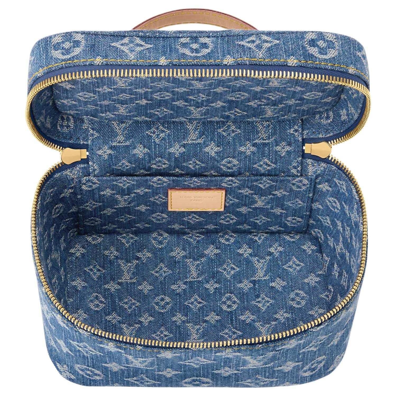 حقيبة Makeup من قماش Denim أزرق بنقشة Monogram.