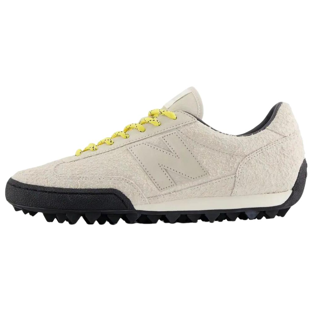 حذاء New Balance شامواه بيج بأربطة صفراء حذاء رياضي مريح