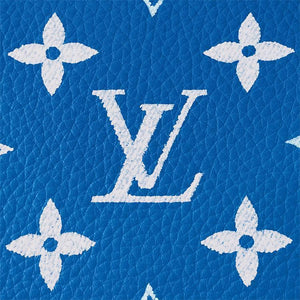 حقيبة Speedy 25 جلد باللون الأزرق ونقشة Monogram بيضاء.