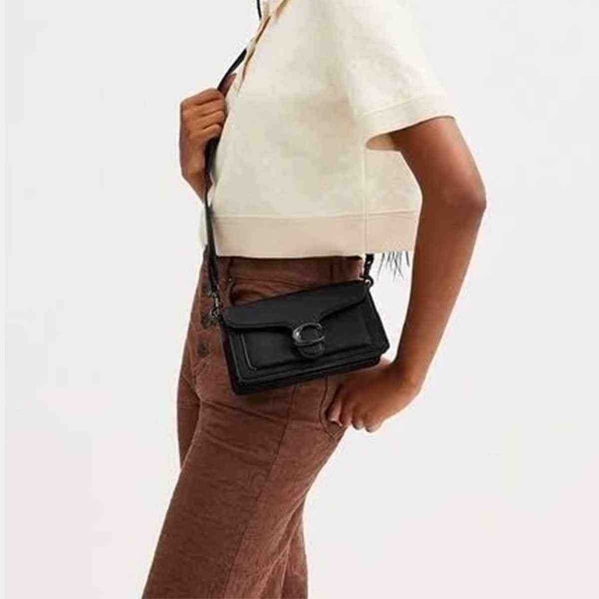 حقيبة Shoulder Bag سوداء بجلد فاخر وتصميم Tabby أنيق.