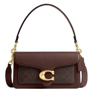حقيبة كتف Coach Tabby جلد ونقشة Signature بلون بني داكن.