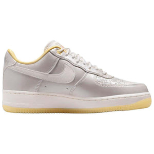 حذاء Nike Air Force 1 Low باللون الفضي والذهبي اللامع.