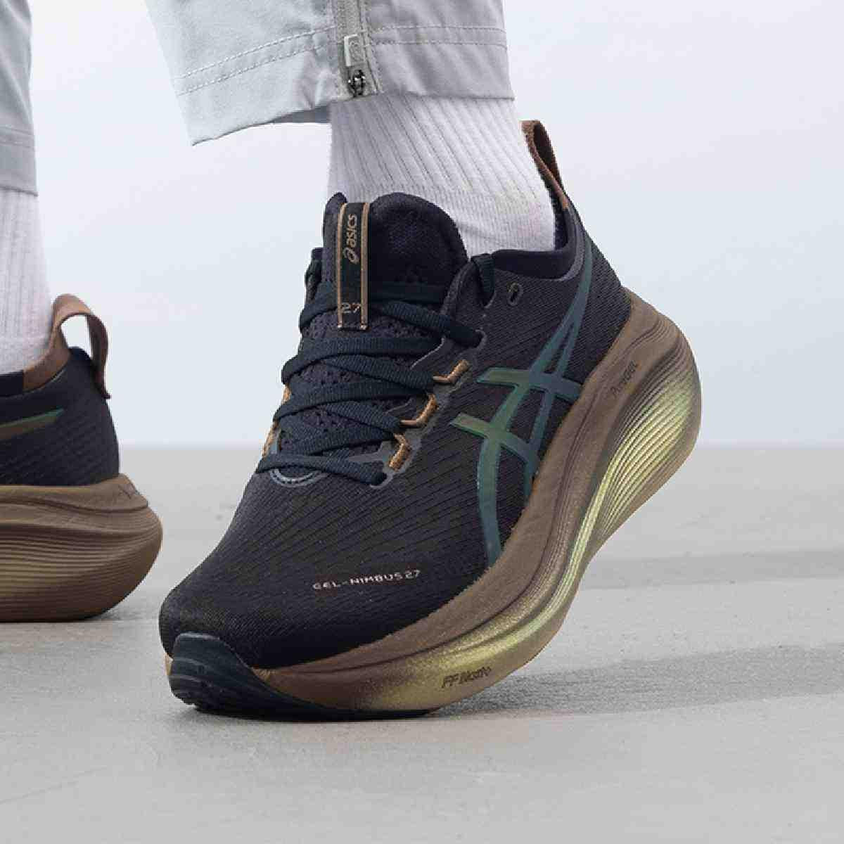 حذاء ركض ASICS GEL-NIMBUS 27 PLATINUM باللون الأسود للرجال.