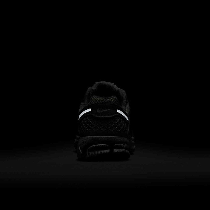 Nike VOMERO 5 women's sneakers, black color, rear view, breathable and shock-absorbing design.