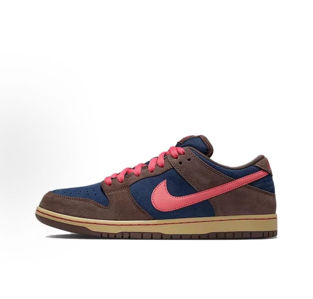 حذاء Nike SB Dunk Low باللون البني والكحلي والوردي