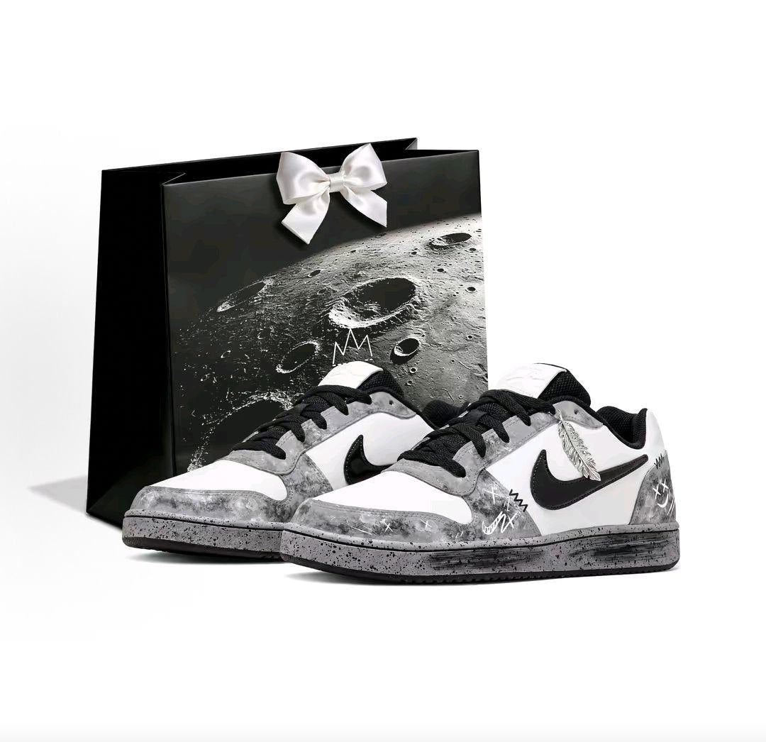 حذاء Nike رياضي كاجوال بتصميم القمر رمادي وأبيض