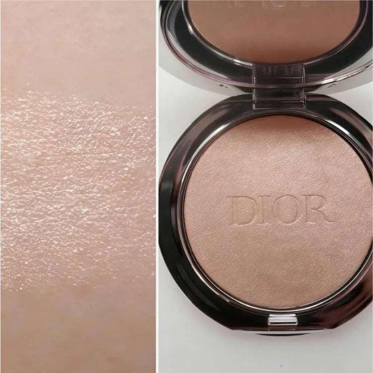 إضاءة وجه Dior Forever Couture Luminizer 003 بلمعة لؤلؤية.