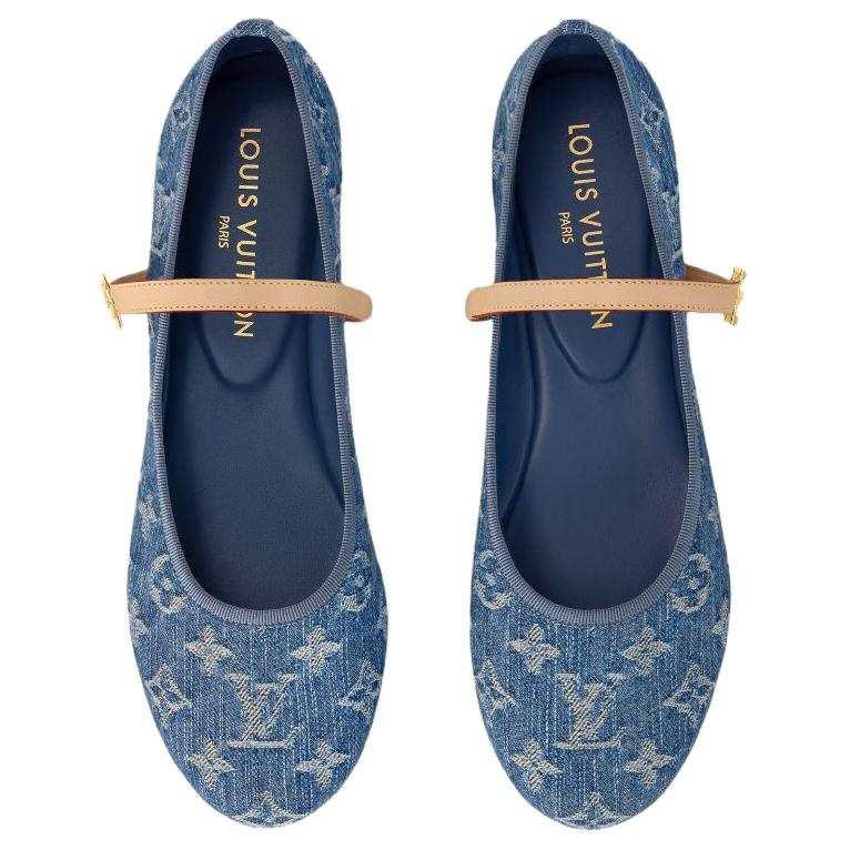 Louis Vuitton حذاء Ballerinas من الـ Denim بنقشة Monogram المميزة.