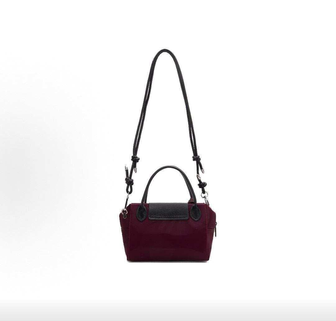 حقيبة GUCCI beauty ميني عنابية بحزام كتف.