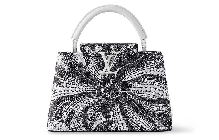 حقيبة يد Louis Vuitton Capucines بنقشة زهور فنية أبيض وأسود.