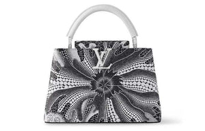 حقيبة يد Louis Vuitton Capucines بنقشة زهور فنية أبيض وأسود.
