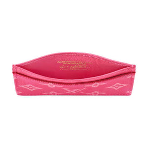 محفظة بطاقات Card Holder وردية بنقشة Monogram.