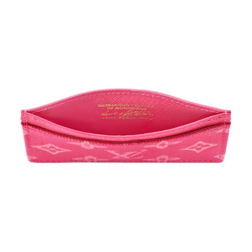 محفظة بطاقات Card Holder وردية بنقشة Monogram.