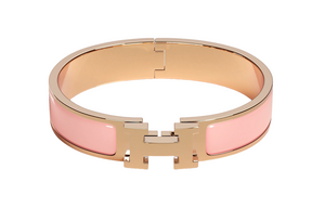 سوار H Bracelet أنيق بلون Rose Gold ووردي.