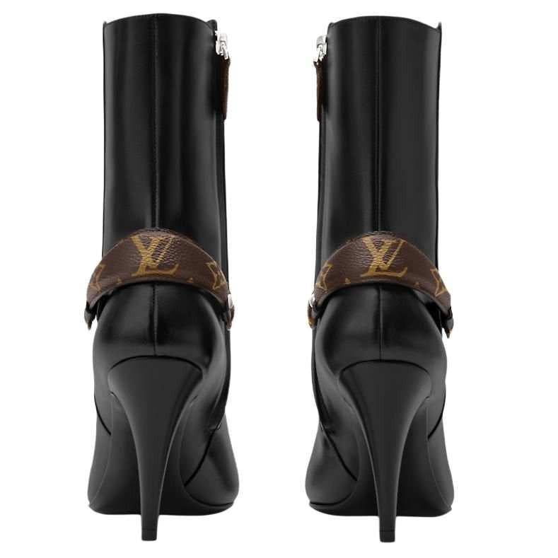 بوت كاحل Louis Vuitton أسود بكعب عالٍ وحزام Monogram.