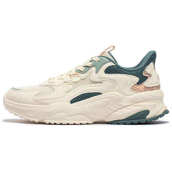 حذاء نسائي 361 تصميم أنيق بألوان كريمية وخضراء مع نعل خارجي متموج لراحة وثبات عاليين مناسب للمشي والتمارين اليومية.