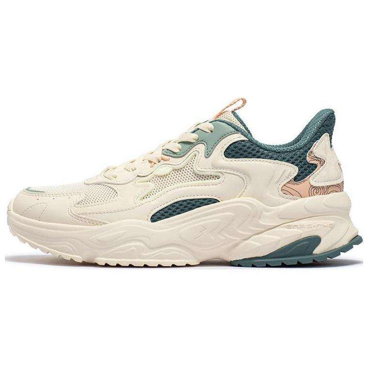 حذاء نسائي 361 تصميم أنيق بألوان كريمية وخضراء مع نعل خارجي متموج لراحة وثبات عاليين مناسب للمشي والتمارين اليومية.