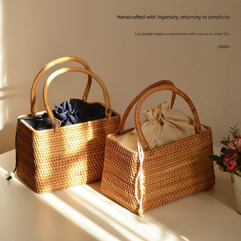 حقيبة يد Handbag من الخوص الطبيعي بتصميم فني يدوي مميز.