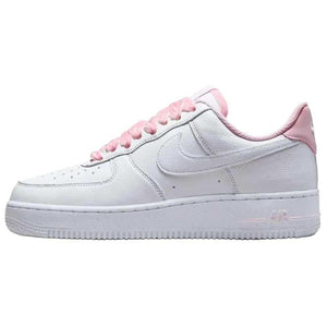 حذاء Nike Air Force 1 أبيض بلمسات وردية ناعمة.