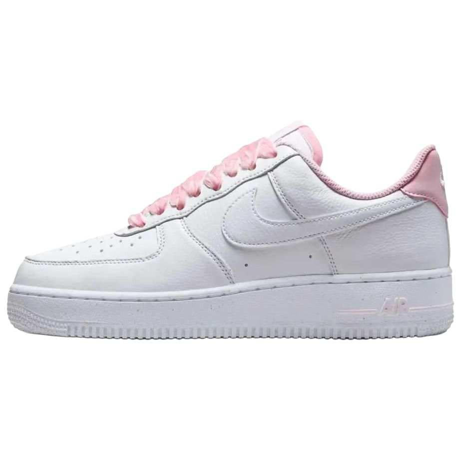 حذاء Nike Air Force 1 أبيض بلمسات وردية ناعمة.
