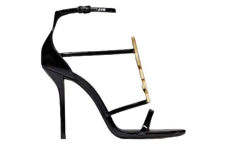 صندل كعب عالي Saint Laurent بتصميم شعار YSL ذهبي ولون أسود.
