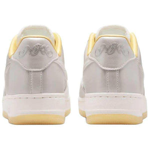 حذاء Nike Air Force 1 Low باللون الفضي والذهبي اللامع.