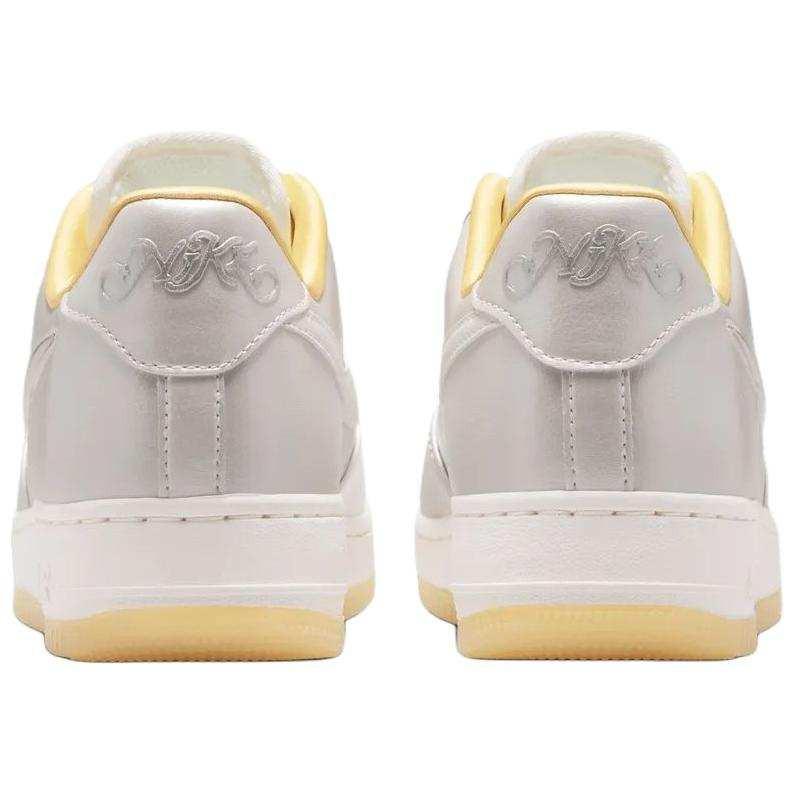 حذاء Nike Air Force 1 Low باللون الفضي والذهبي اللامع.