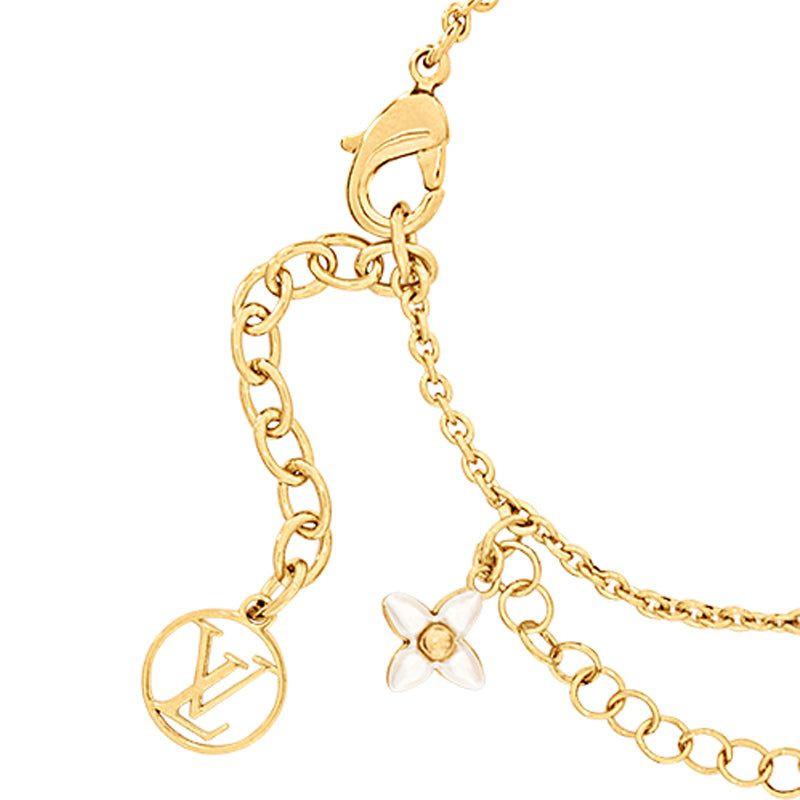 سوار Louis Vuitton ذهبي بتعليقات Monogram فخمة.