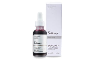 عبوة سيروم الأحماض بشعار The Ordinary واقفة بجانب علبتها