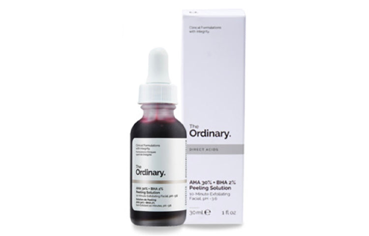 عبوة سيروم الأحماض بشعار The Ordinary واقفة بجانب علبتها