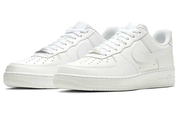 حذاء Nike Air Force 1 أبيض كلاسيكي مريح.