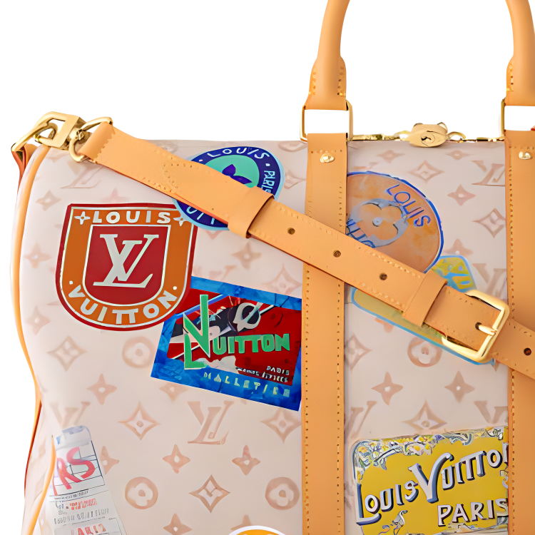 حقيبة سفر Louis Vuitton Keepall بملصقات السفر الملونة.