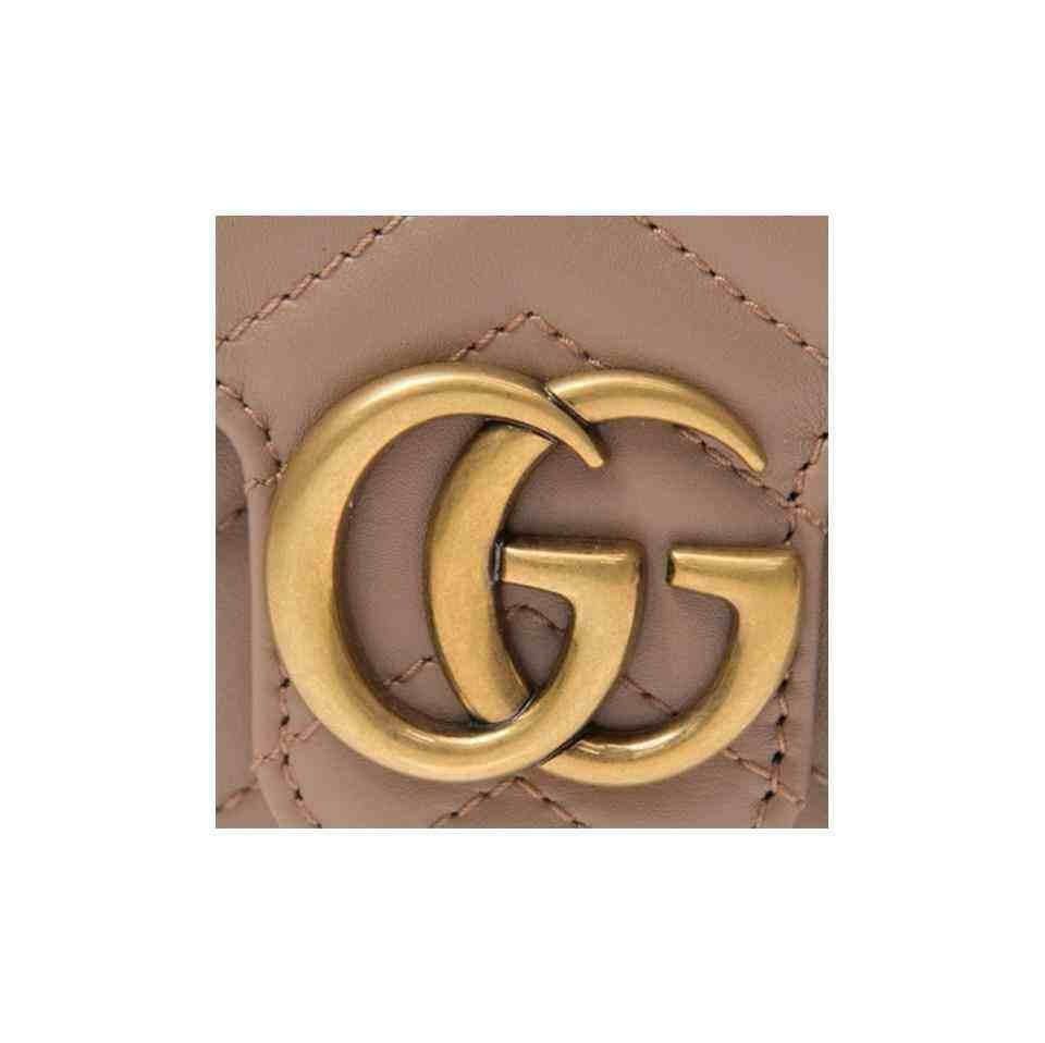 حقيبة Gucci Marmont صغيرة بسلسلة ذهبية - لون بيج.