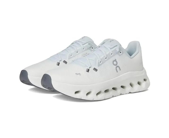 On Cloud حذاء جري نسائي مريح متعدد الاستخدامات بلون أبيض مع نعل مبطن وتقنية الفراغات السحابية