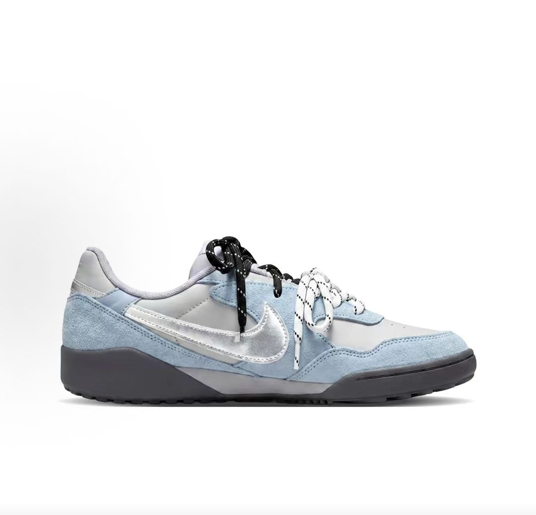 حذاء Nike رياضي مريح باللون الأزرق والفضي