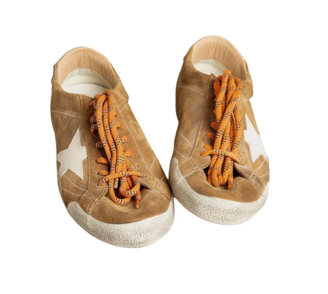 حذاء نسائي جلد بقعة نجم ذهبية Golden Goose True-Star لون تبغ بأربطة منخفضة ونعل مسطح