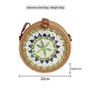حقيبة دائرية Rattan Bag مزينة بصدف طبيعي يدوي الصنع.